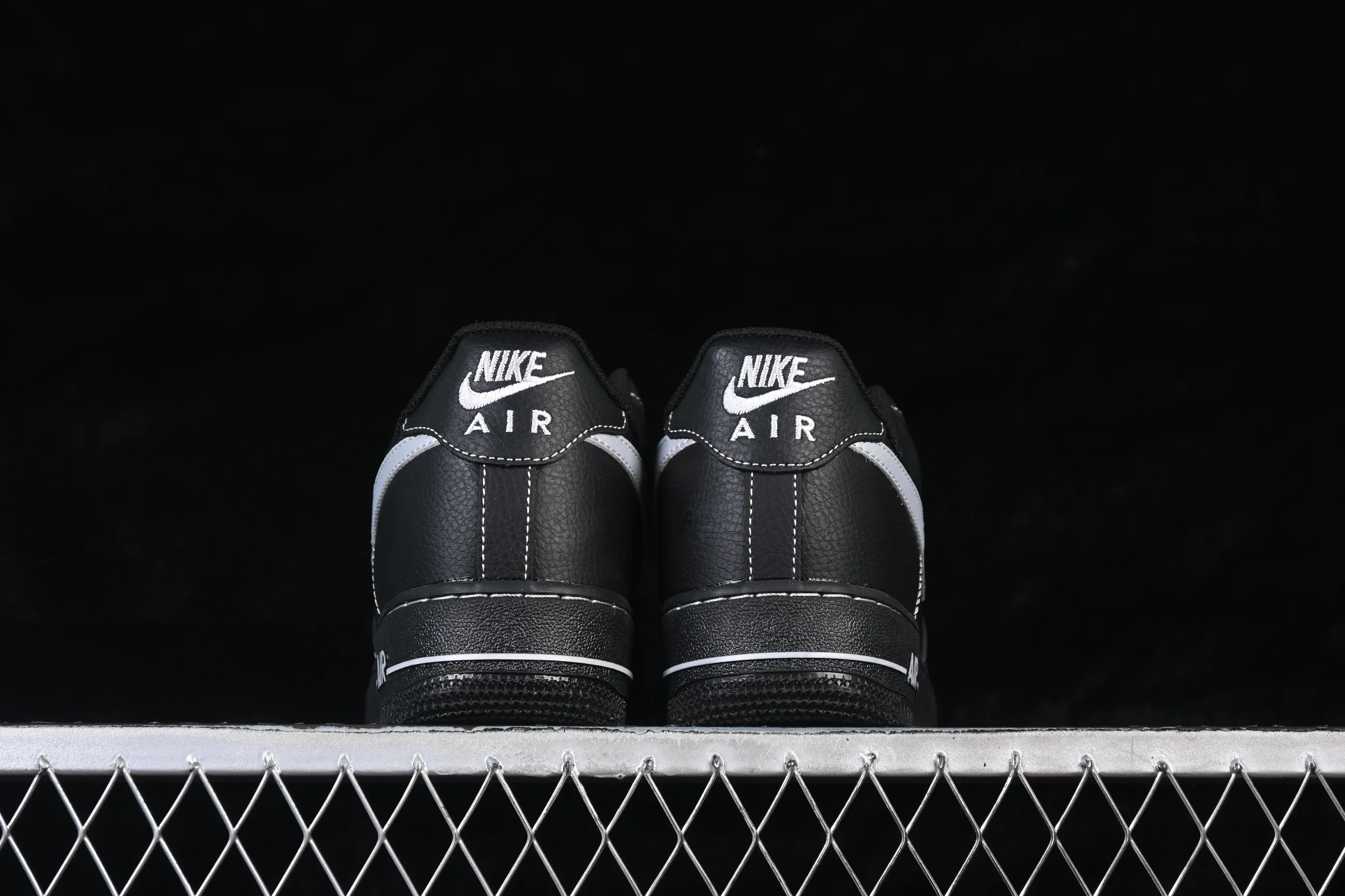 All categories Nk Air Force 1 Air Force series Nk Air Force 1 Low Air Force low-top Nike Air Force 1'07 Low black and silver small hook Air Force 1 low-top casual sneakers ZH0316-154